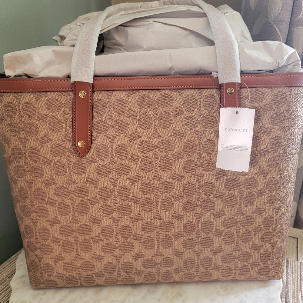 Coach Central Tote with zip in signature canvas